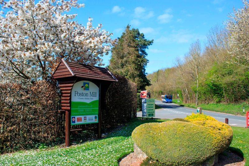 Bus_stops_at_entrance_dbe9d419d3.jpg