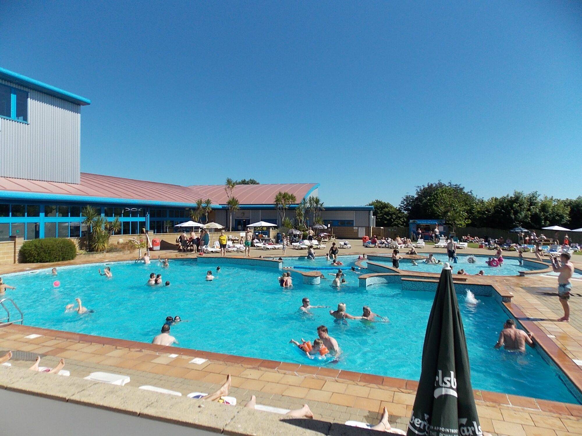 Hendra_Outdoor_Pool_57b78666cb.jpg