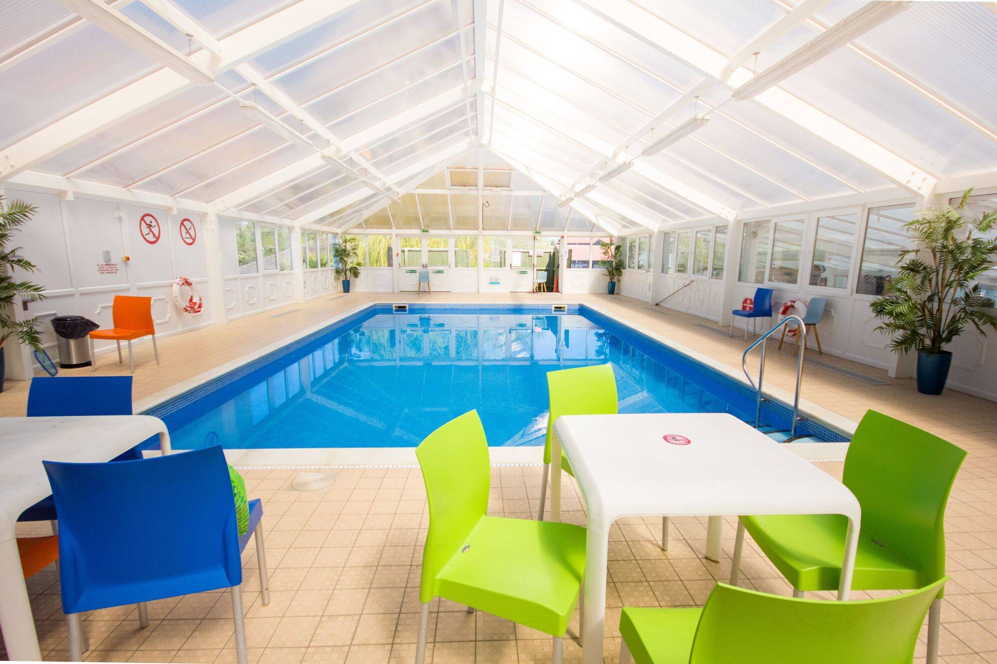 Indoor_swimming_pool_3dccf33568.jpg