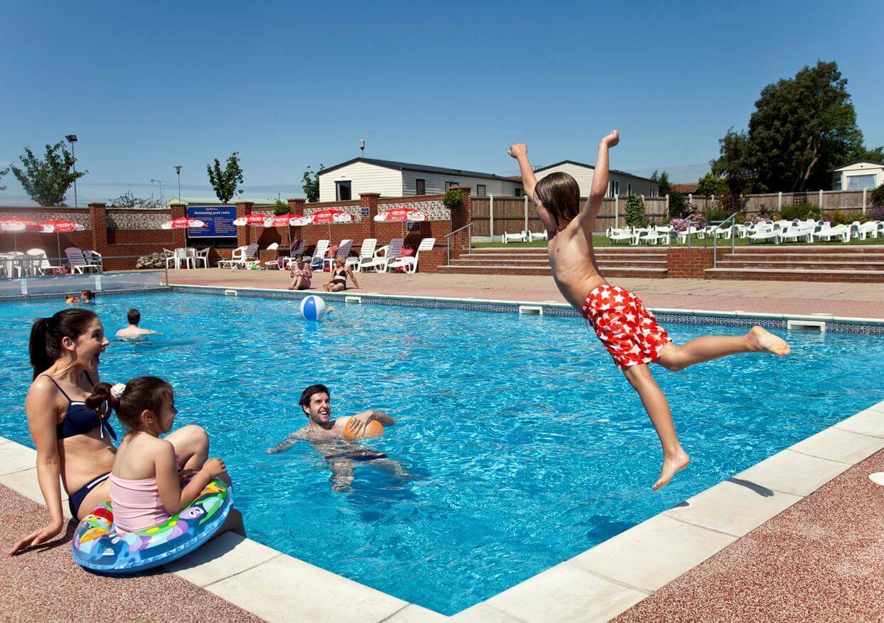 Waldegraves_Outdoor_Pool_cad81337e8.jpg