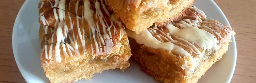 Rhubarb & custard blondies