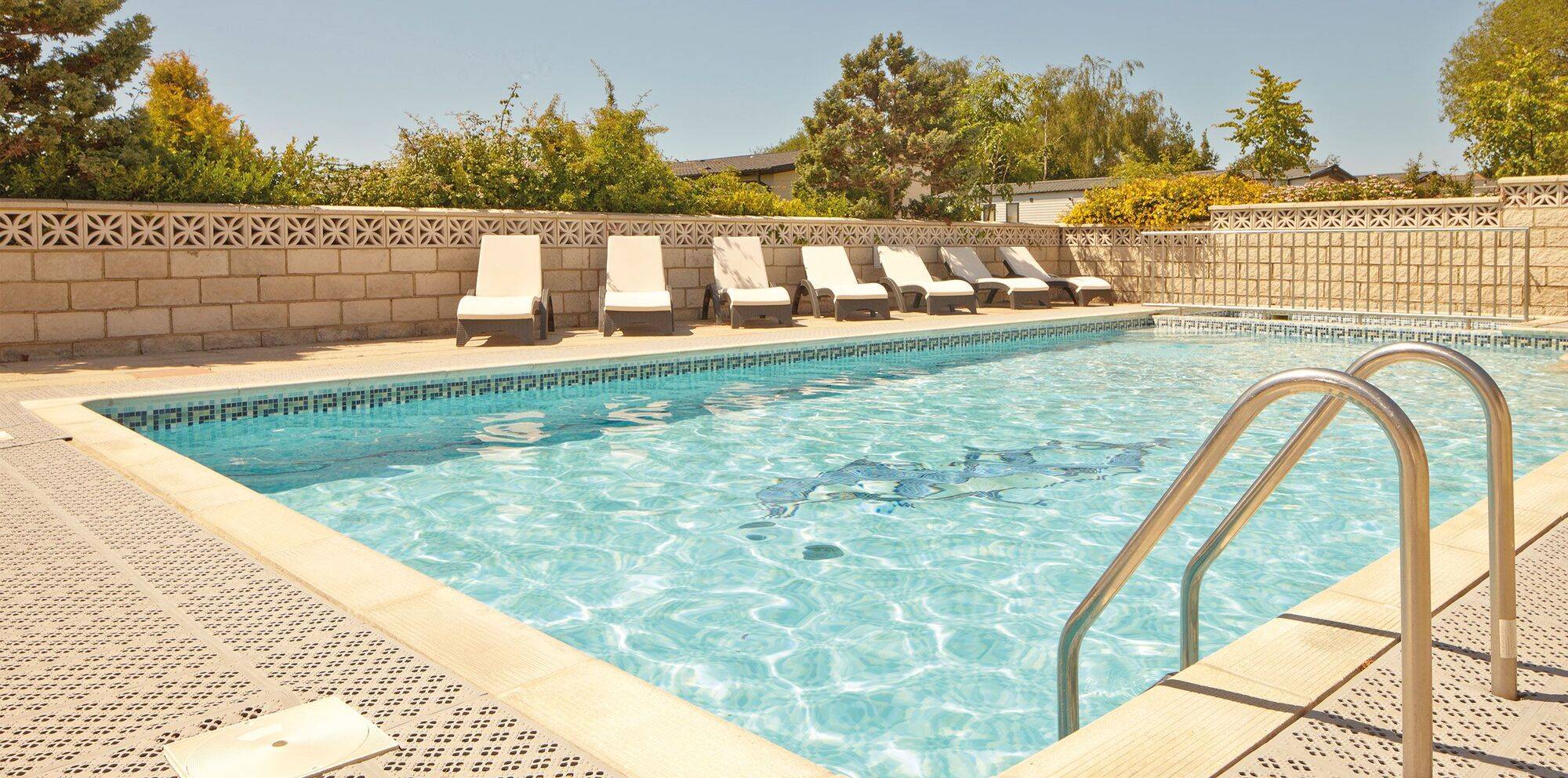 swimming_pool_at_st_helens_coastal_resort_0c65006baa.jpg