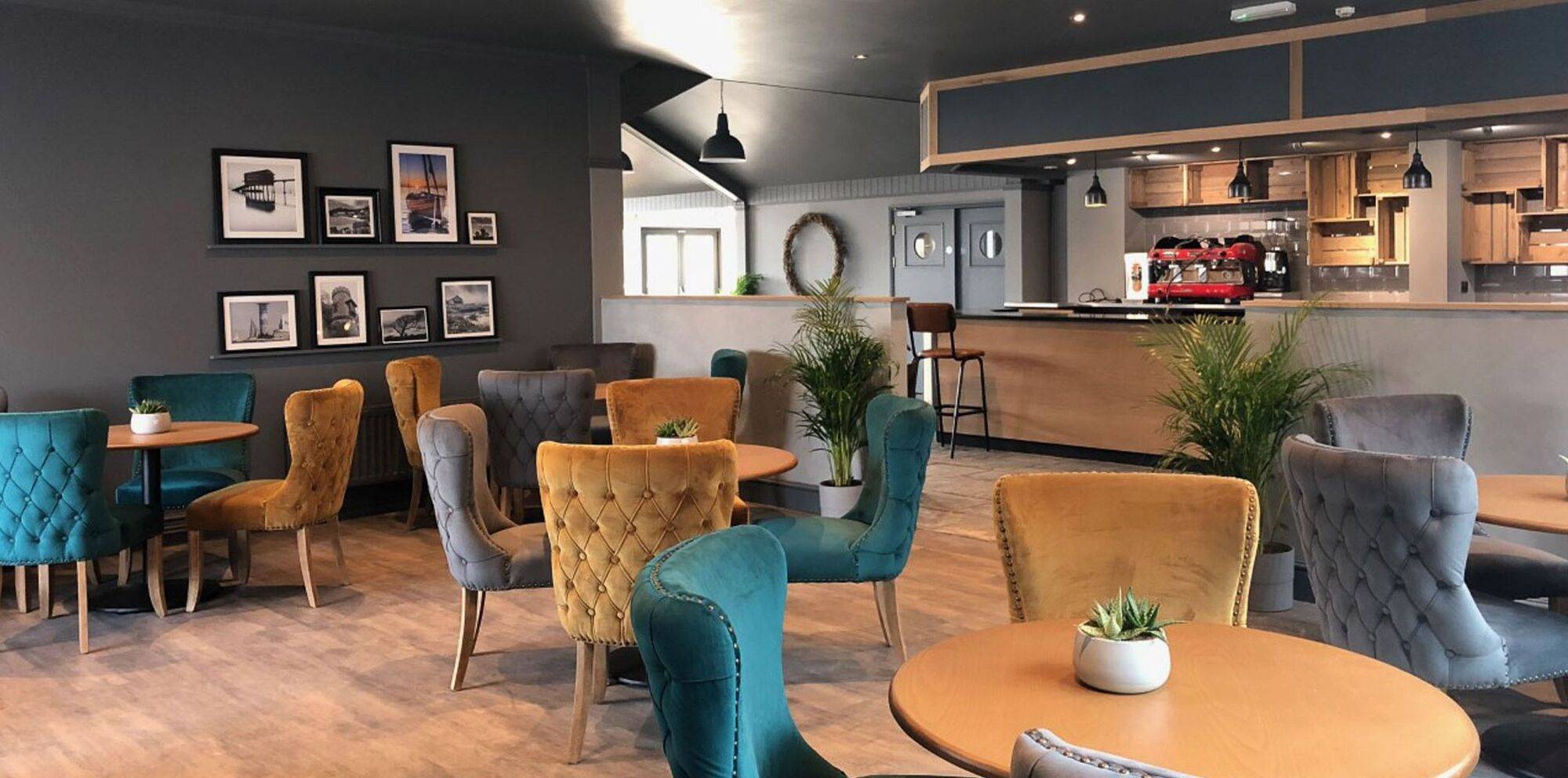 the_lakes_rookley_the_lakeside_bar_ad5e86e294.jpg